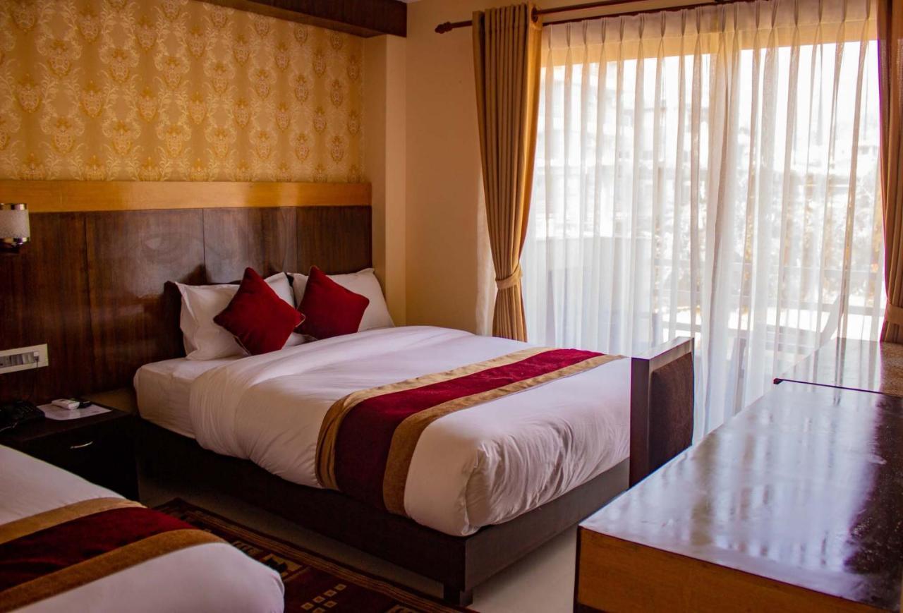 Hotel Silverline Pokhara Esterno foto