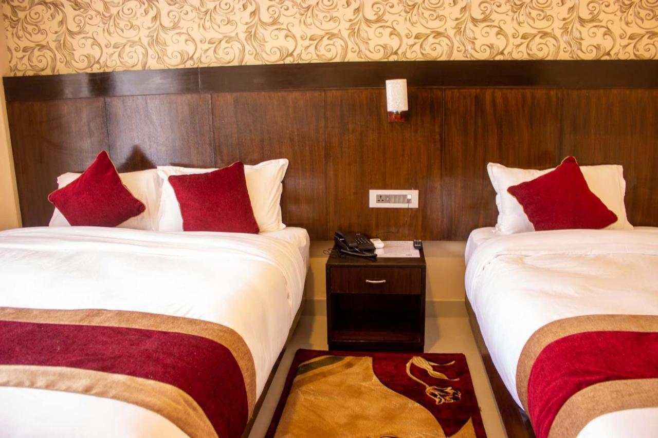 Hotel Silverline Pokhara Esterno foto