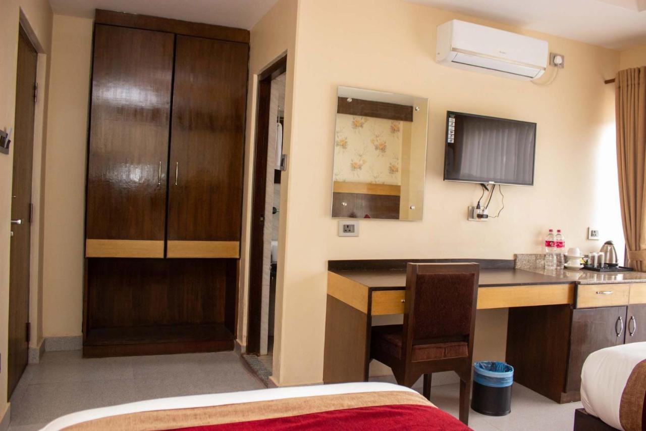 Hotel Silverline Pokhara Esterno foto