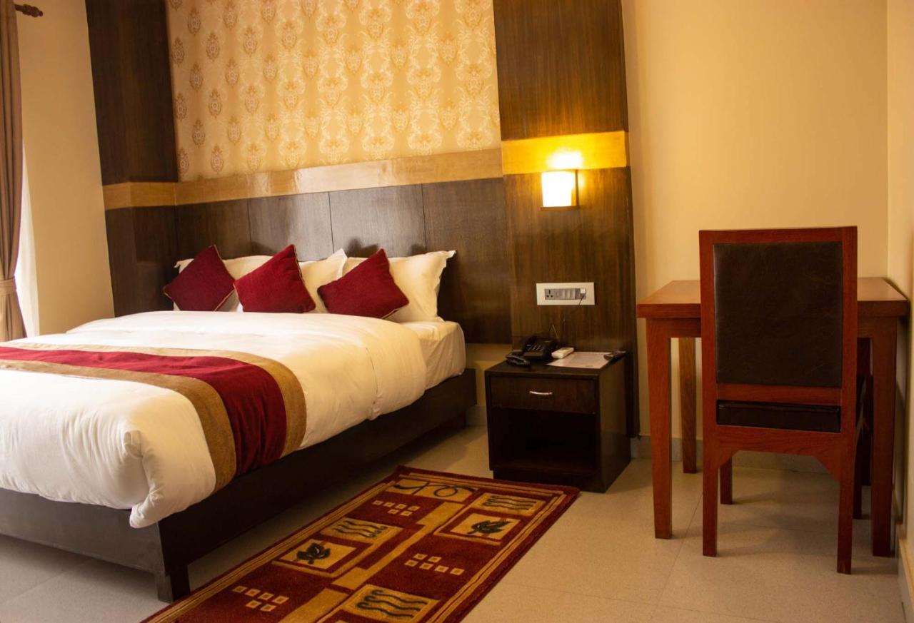 Hotel Silverline Pokhara Esterno foto