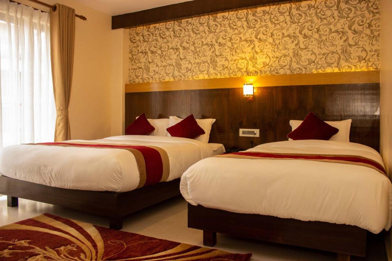 Hotel Silverline Pokhara Esterno foto
