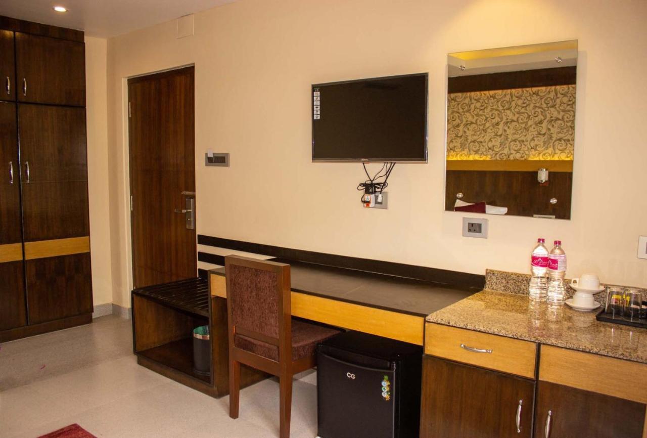 Hotel Silverline Pokhara Esterno foto