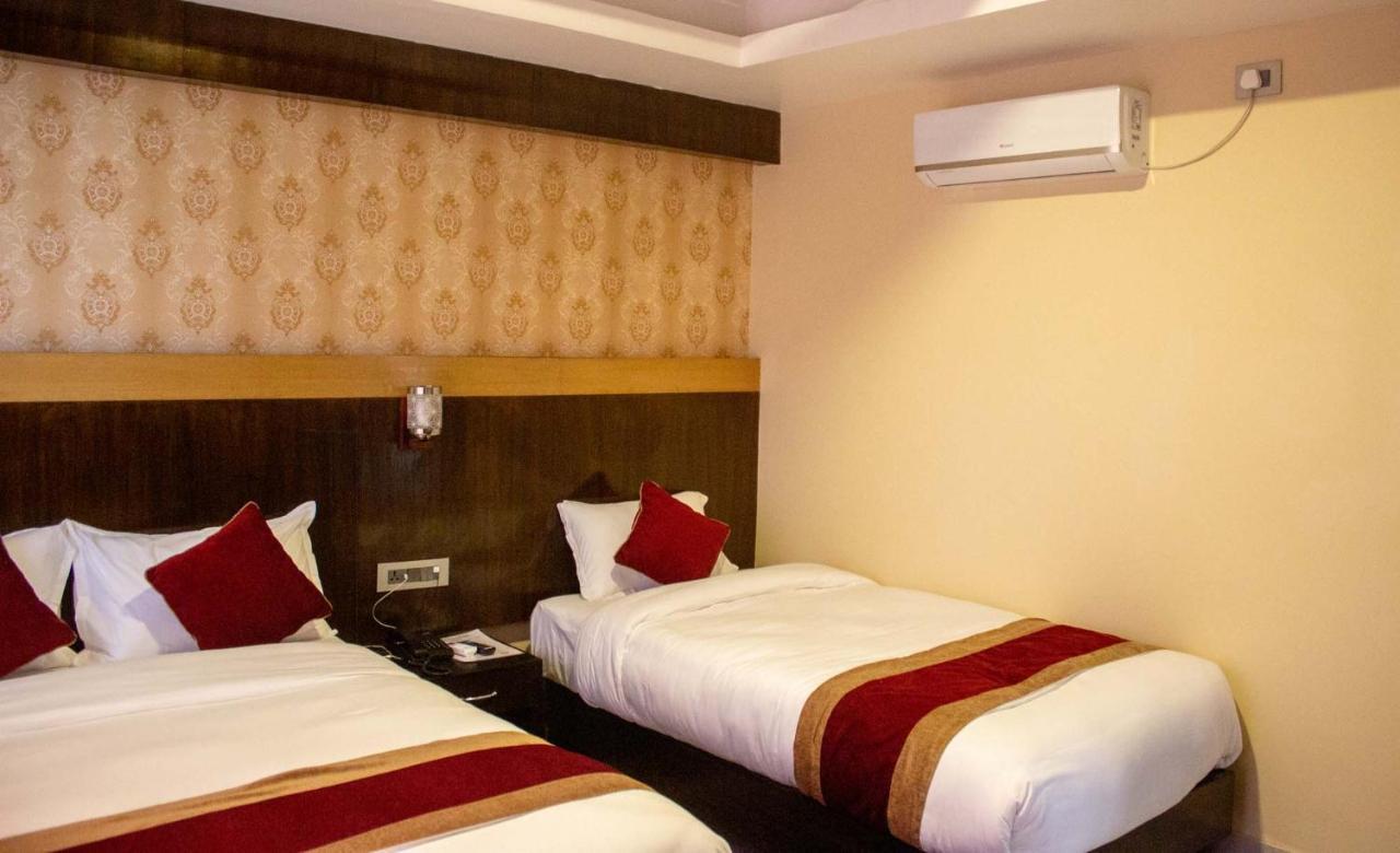 Hotel Silverline Pokhara Esterno foto