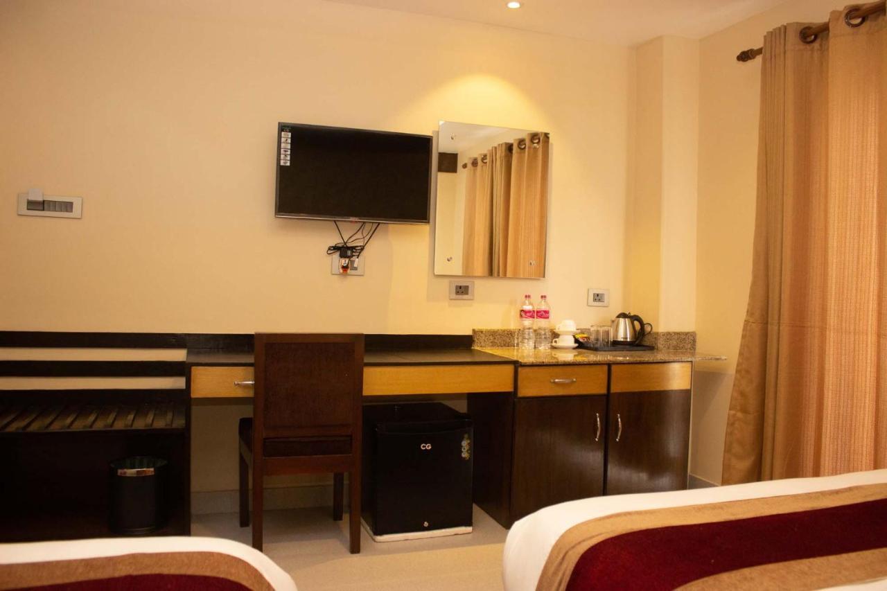Hotel Silverline Pokhara Esterno foto