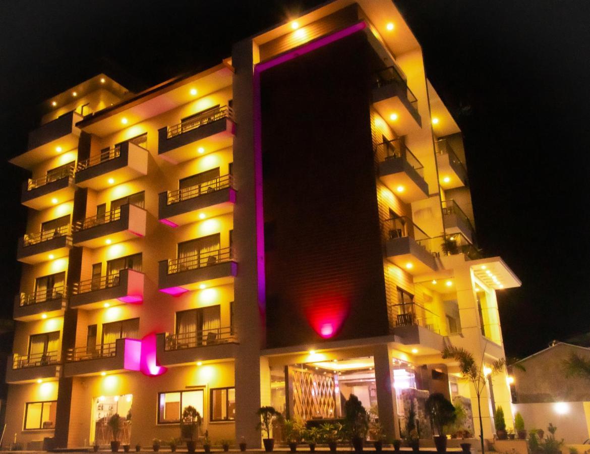 Hotel Silverline Pokhara Esterno foto